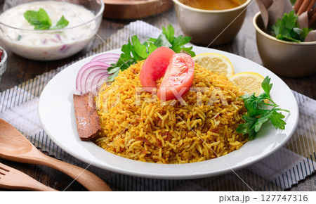 スパイス香る本格チキンビリヤニとインド料理セット スパイス香る本格チキンビリヤニとインド料理セット 127747316