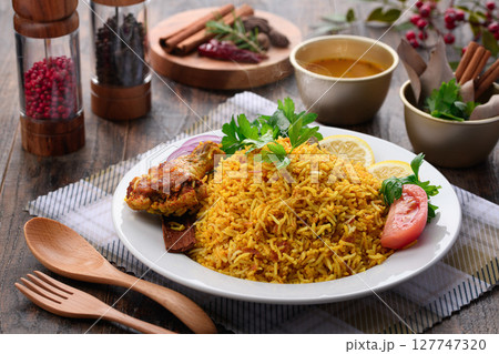 スパイス香る本格チキンビリヤニとインド料理セット 127747320