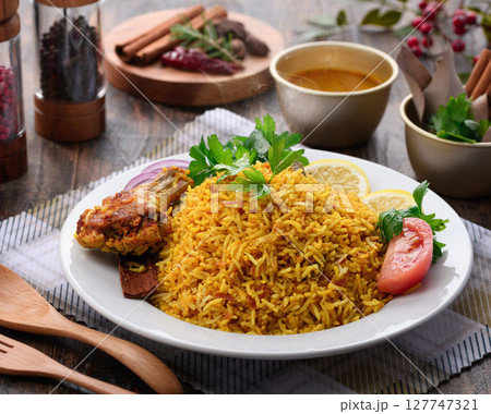 スパイス香る本格チキンビリヤニとインド料理セット 127747321