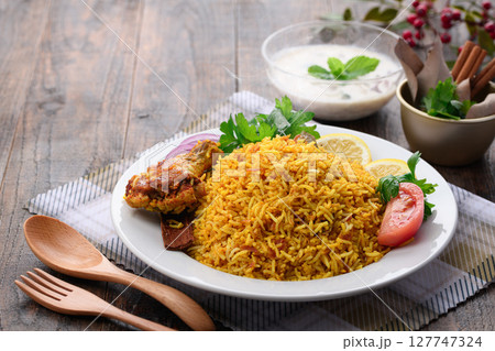 スパイス香る本格チキンビリヤニとインド料理セット 127747324