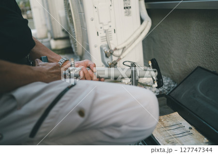 ルームエアコン室外機 手動式真空ポンプ エアパージ ルームエアコン室外機 手動式真空ポンプ エアパージ 127747344