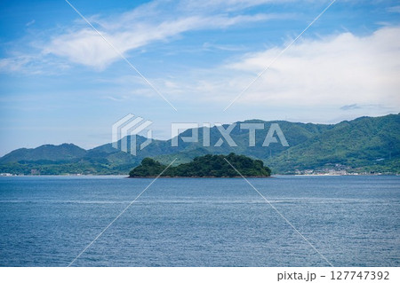 大三島から望むひょうたん島と瀬戸内海の絶景｜青い海と島々の癒しの風景 127747392