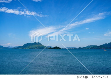 大三島から望むひょうたん島と瀬戸内海の絶景|青い海と島々の癒しの風景 大三島から望むひょうたん島と瀬戸内海の絶景|青い海と島々の癒しの風景 127747393
