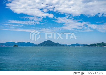 大三島から高根島を望む瀬戸内海の初夏の風景|青空と海が広がる爽やかな絶景 大三島から高根島を望む瀬戸内海の初夏の風景|青空と海が広がる爽やかな絶景 127747397