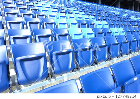 スタジアムの観客席に並ぶ座席シート 127748214