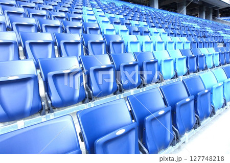 スタジアムの観客席に並ぶ座席シート 127748218
