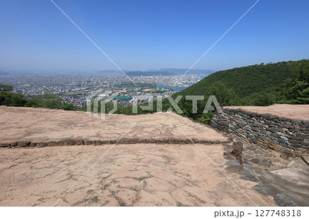 古代朝鮮式山城「屋嶋城」の城門と高松市街 127748318