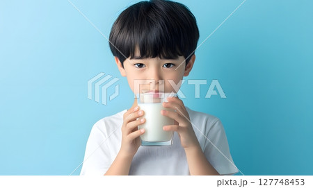 牛乳を飲む小学生 127748453