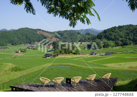 つなぐ棚田遺産　比和三河内の棚田テラス　さわやかな朝 127748688