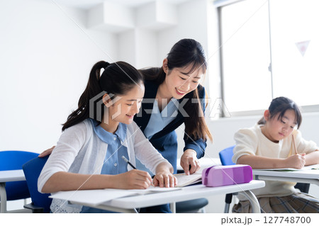 塾で集中して勉強する子供達 塾で集中して勉強する子供達 127748700