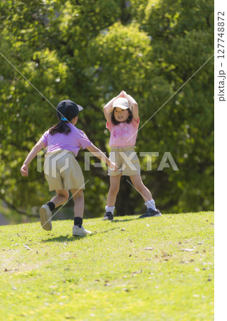 公園で元気に鬼ごっこをする姉妹 公園で元気に鬼ごっこをする姉妹 127748872