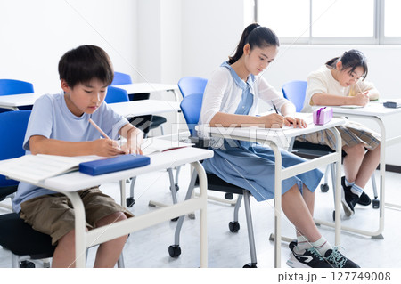 塾で自習する子供たち 127749008