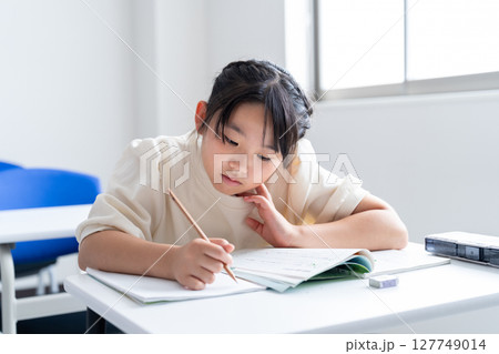 塾で勉強する小学生 127749014