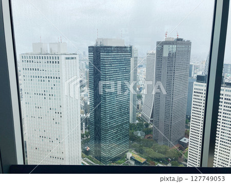 明るい雨景色の新宿 明るい雨景色の新宿 127749053