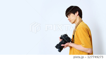 男性カメラマンのイメージ 127749273
