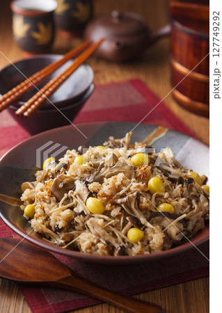 きのこご飯 127749292