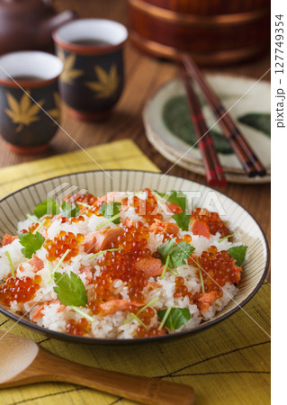 鮭とイクラの親子めし 127749354