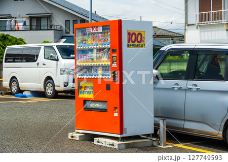 駐車場に設置された自動販売機 127749593