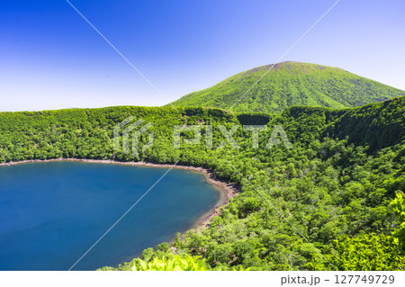 深緑の大浪池から韓国岳 127749729