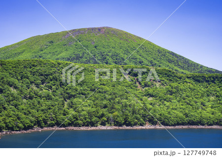 深緑の大浪池から韓国岳 127749748