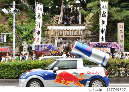 祭りで賑わう道路を通過する飲料水宣伝カー 祭りで賑わう道路を通過する飲料水宣伝カー 127749797
