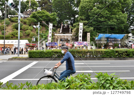 祭りで賑わう中自転車で走る男性 祭りで賑わう中自転車で走る男性 127749798