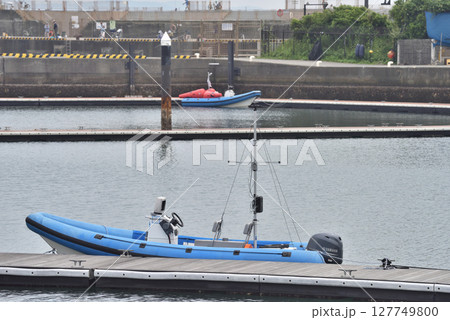 江の島ヨットハーバーに停泊するヨット 127749800