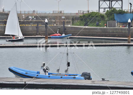 江の島ヨットハーバーに停泊するヨット 127749801