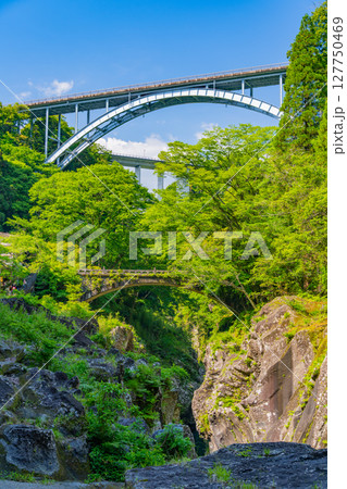 (宮崎県)高千穂峡 神橋と高千穂大橋 (宮崎県)高千穂峡 神橋と高千穂大橋 127750469