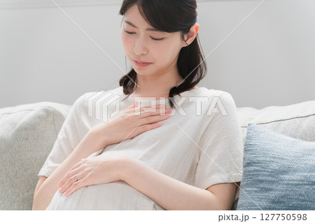 ソファーでくつろいでいる妊婦 ライフスタイルイメージ ソファーでくつろいでいる妊婦 ライフスタイルイメージ 127750598