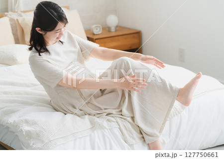 足がつった妊婦　ライフスタイルイメージ 127750661