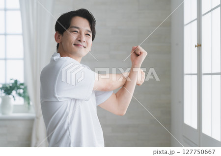 Tシャツを着た若い男性　ライフスタイルイメージ 127750667