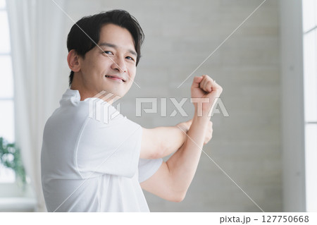 Tシャツを着た若い男性 ライフスタイルイメージ Tシャツを着た若い男性 ライフスタイルイメージ 127750668