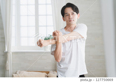 Tシャツを着た若い男性　ライフスタイルイメージ 127750669