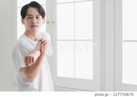 Tシャツを着た若い男性　ライフスタイルイメージ 127750670