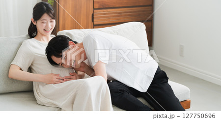 妊婦のお腹に耳を当てる夫 ライフスタイルイメージ 妊婦のお腹に耳を当てる夫 ライフスタイルイメージ 127750696