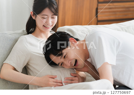 妊婦のお腹に耳を当てる夫 ライフスタイルイメージ 妊婦のお腹に耳を当てる夫 ライフスタイルイメージ 127750697