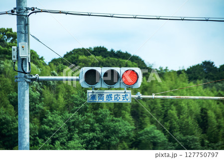 車両感応式信号機（赤信号） 127750797