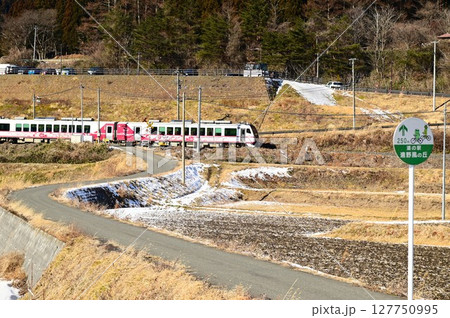 道の駅 遠野風の丘付近の水田地帯から見える釜石線 127750995
