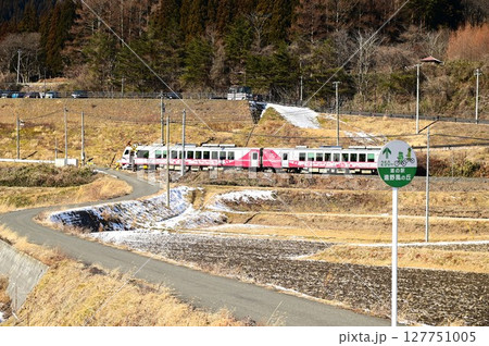 道の駅 遠野風の丘付近の水田地帯から見える釜石線 道の駅 遠野風の丘付近の水田地帯から見える釜石線 127751005