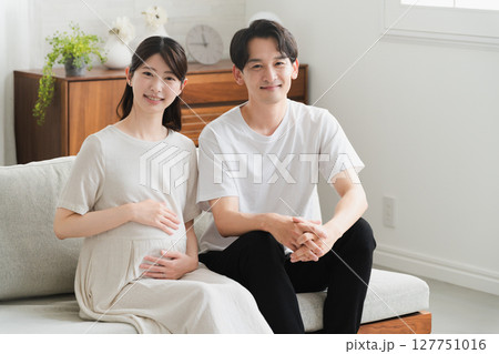 リビングのソファーでくつろぐ夫婦　ライフスタイルイメージ 127751016
