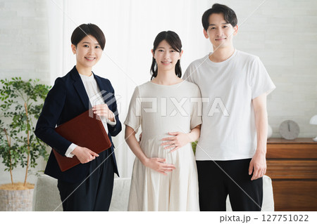 保険の説明を聞く夫婦 ライフスタイルイメージ 保険の説明を聞く夫婦 ライフスタイルイメージ 127751022