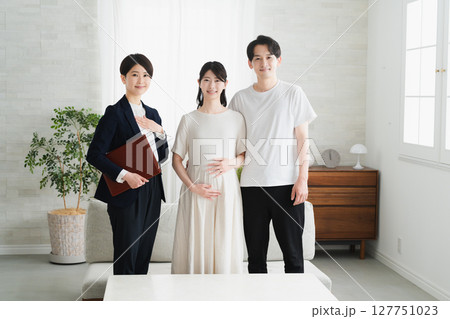 保険の説明を聞く夫婦　ライフスタイルイメージ 127751023