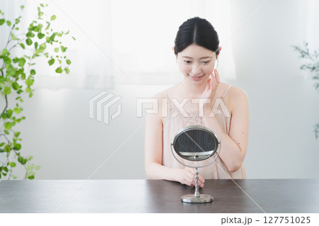 スキンケアをする若い女性 ビューティーイメージ スキンケアをする若い女性 ビューティーイメージ 127751025