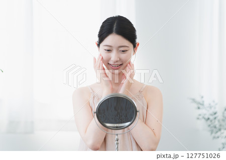 スキンケアをする若い女性 ビューティーイメージ スキンケアをする若い女性 ビューティーイメージ 127751026