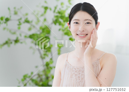 スキンケアをする若い女性 ビューティーイメージ スキンケアをする若い女性 ビューティーイメージ 127751032