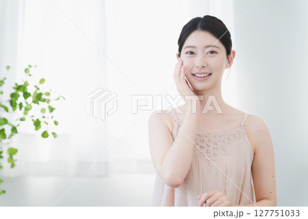 スキンケアをする若い女性 ビューティーイメージ スキンケアをする若い女性 ビューティーイメージ 127751033