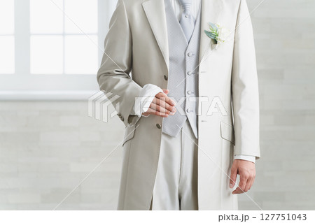 タキシードを着ている新郎　ウエディングイメージ 127751043