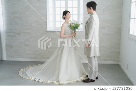 ドレス姿の新婦とタキシード姿の新郎　ウエディングイメージ 127751050