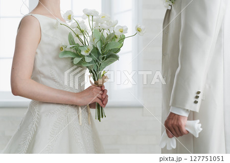 ドレス姿の新婦とタキシード姿の新郎　ウエディングイメージ 127751051